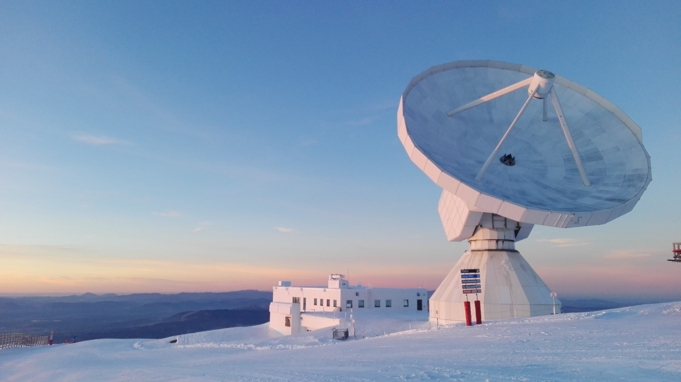 The IRAM 30m diameter telescope, which operates at sub-mm wavelengths. Credit: Wikipedia/IRAM-gre